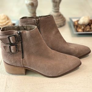 Buckle detail Size 8M Taupe Suede ankle booties